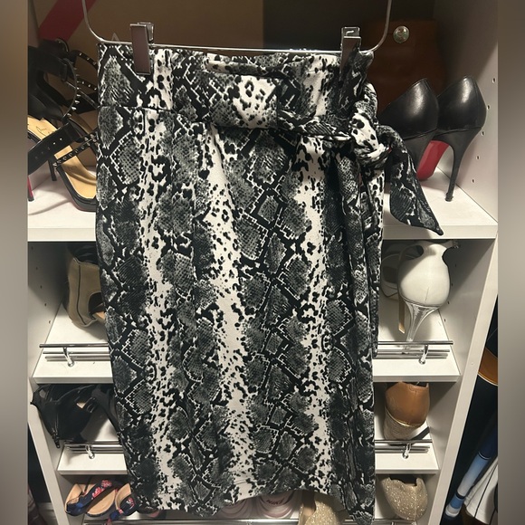 Printed pencil skirt medium with side tie - Picture 2 of 4